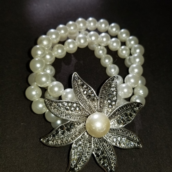 Faux Pearl Jewelry Peices - Picture 2 of 4